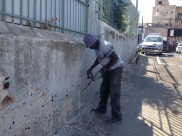 بالصور: ترميم الجدار الخارجي للمسجد العمري الكبير في مدينة الرملة 